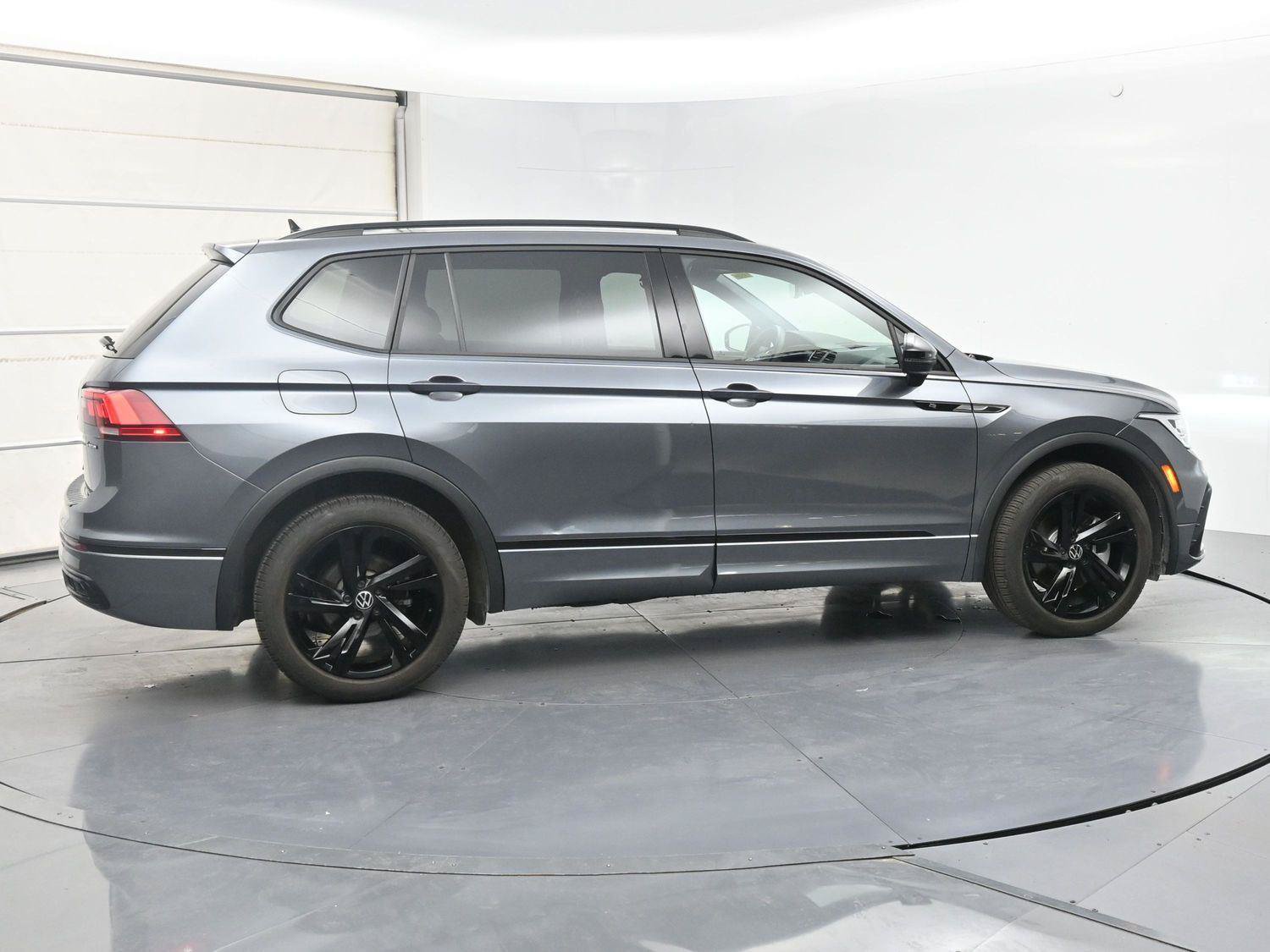 Certified 2023 Volkswagen Tiguan SE R-Line AWD/4WD image 24