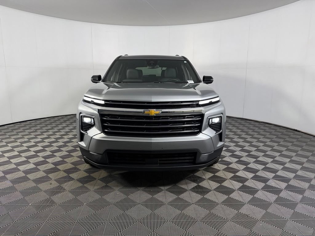 Used 2025 Chevrolet Traverse LT FWD image 3