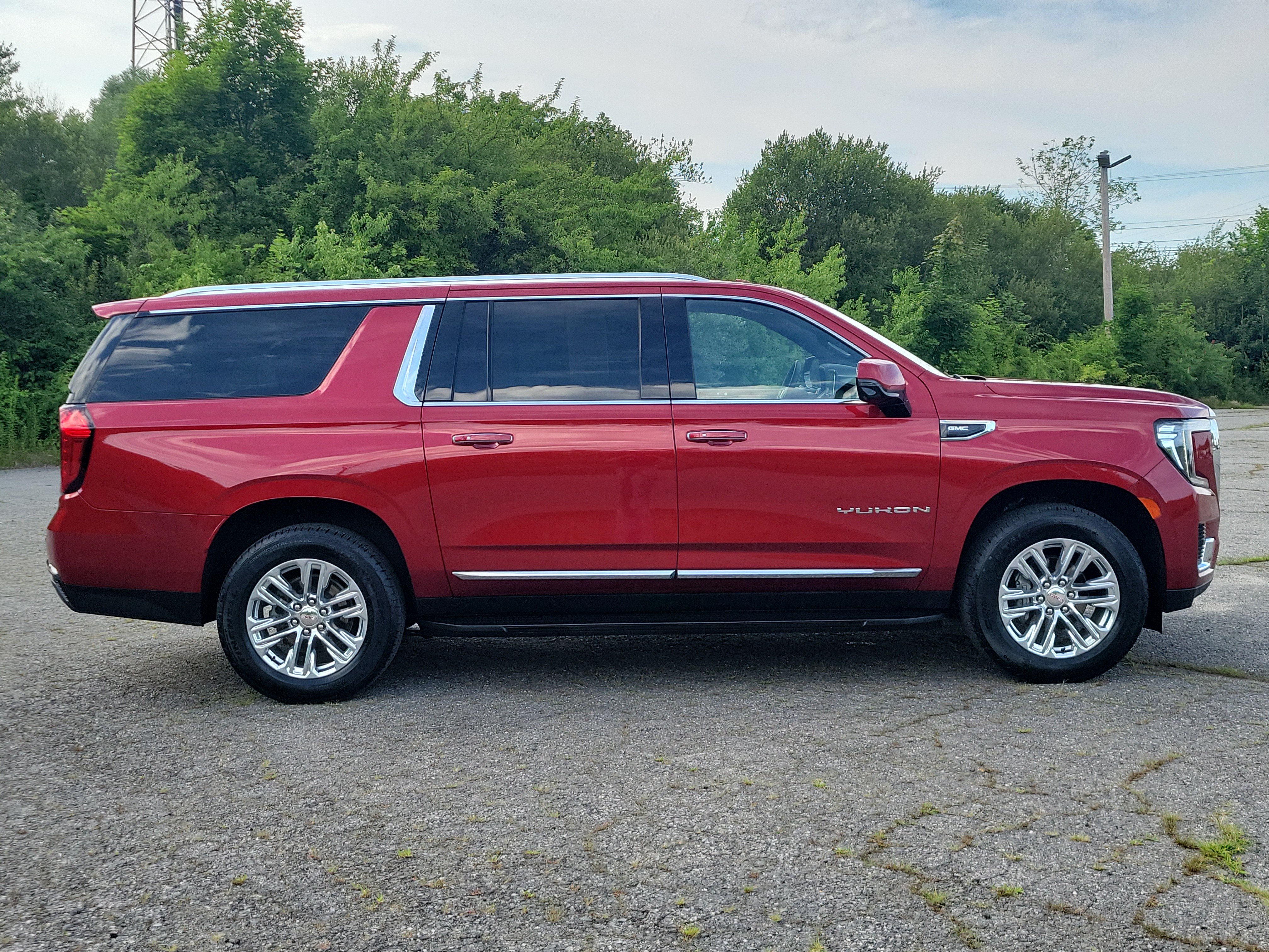 Used 2024 GMC Yukon XL SLT w/ SLT Luxury Package AWD/4WD image 4