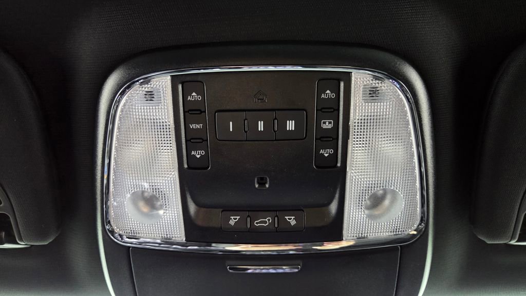 Used 2020 Jeep Grand Cherokee Limited w/ Luxury Group II AWD/4WD image 31