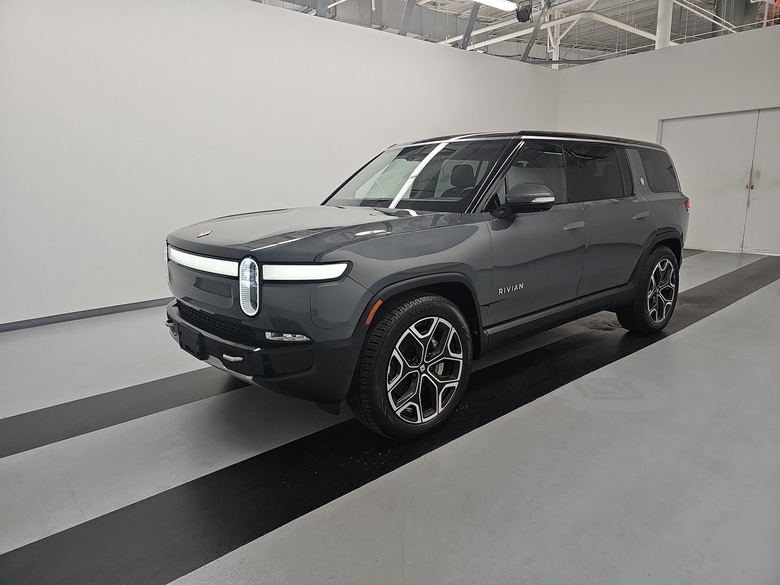 Used 2024 Rivian R1S Adventure AWD/4WD image 1