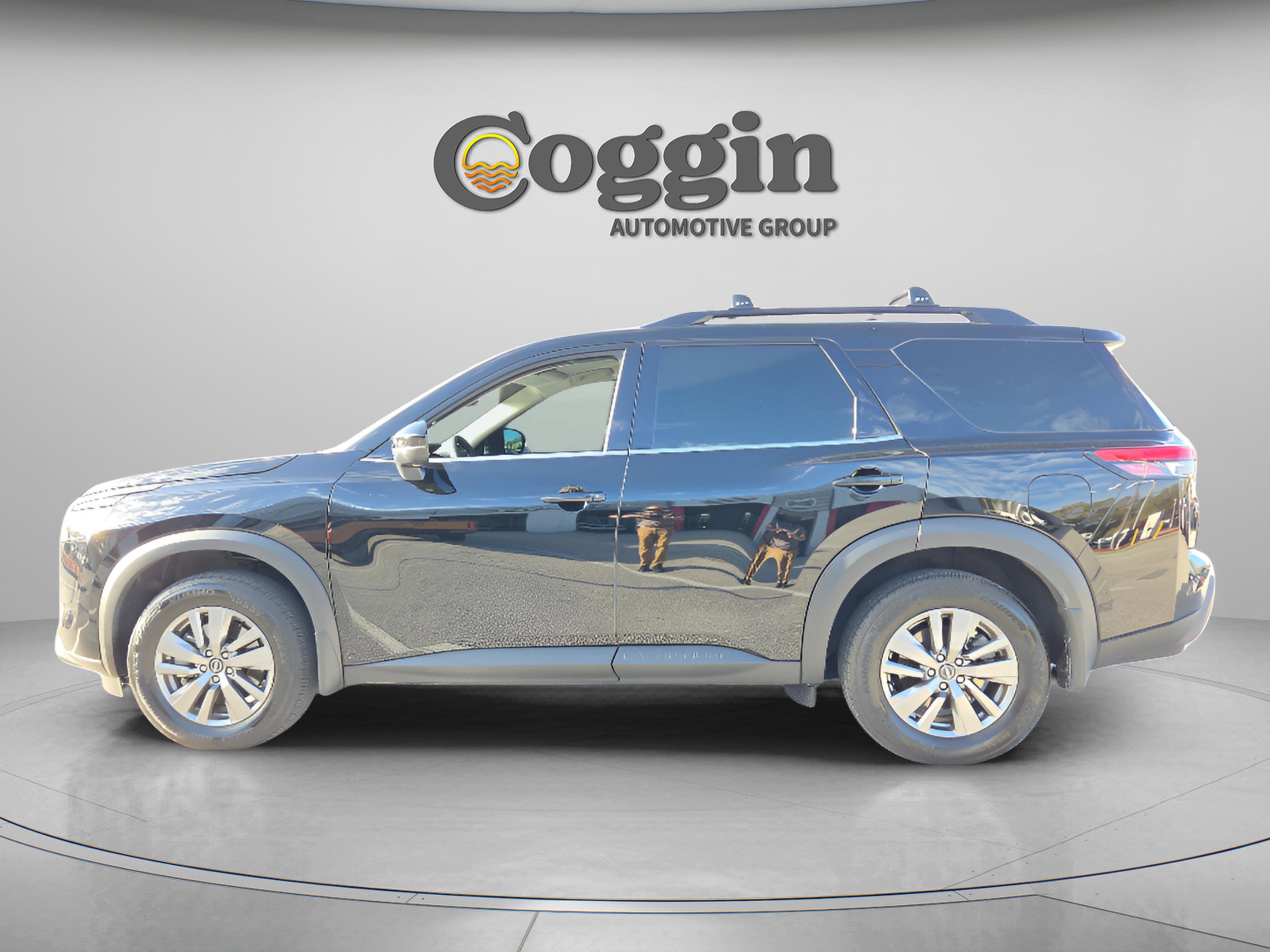 Certified 2025 Nissan Pathfinder SV image 3