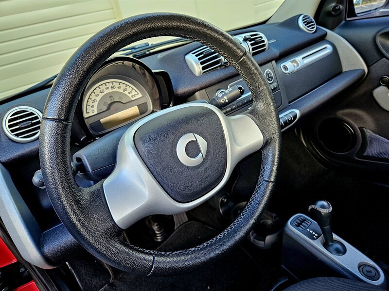 Used 2013 smart fortwo pure RWD image 18