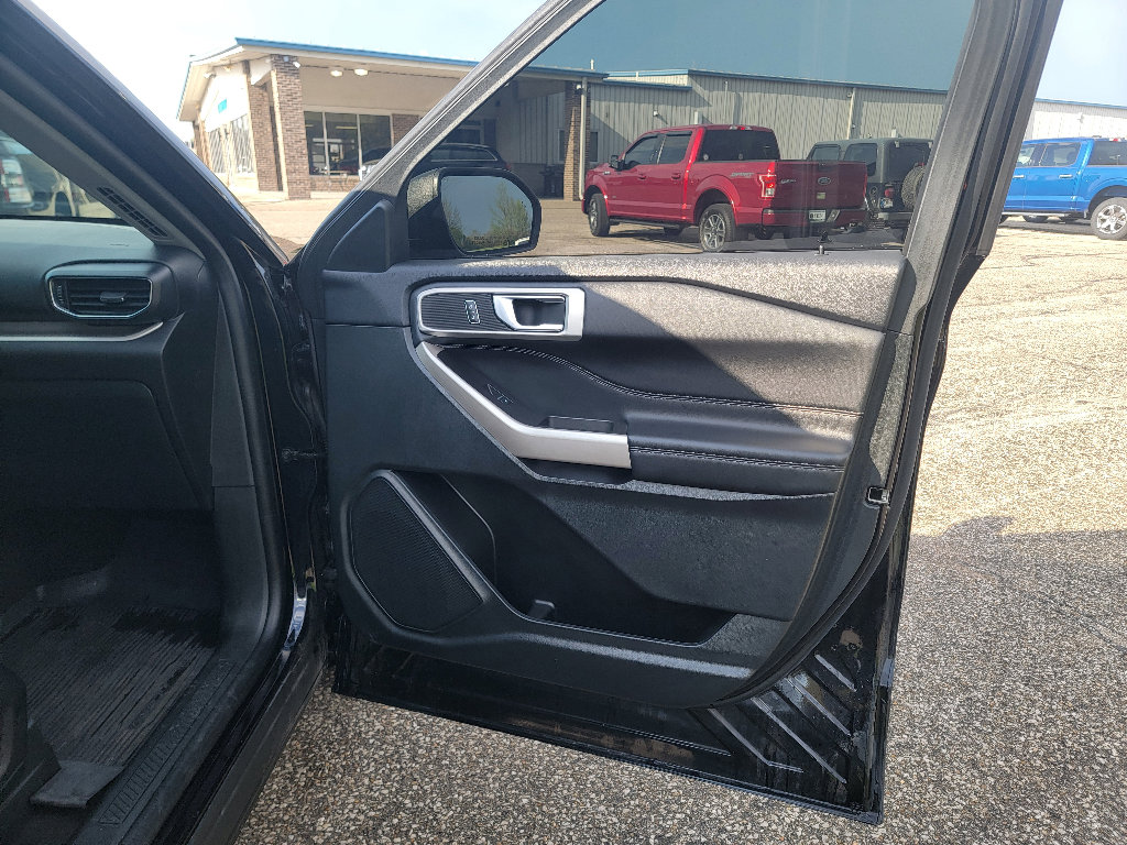 Used 2023 Ford Explorer XLT w/ Equipment Group 202A AWD/4WD image 34