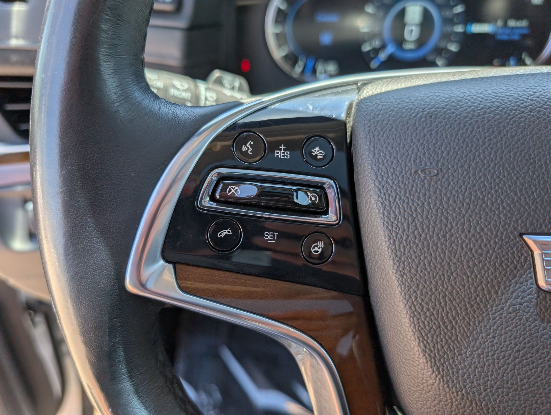 Used 2020 Cadillac Escalade Premium Luxury AWD/4WD image 17