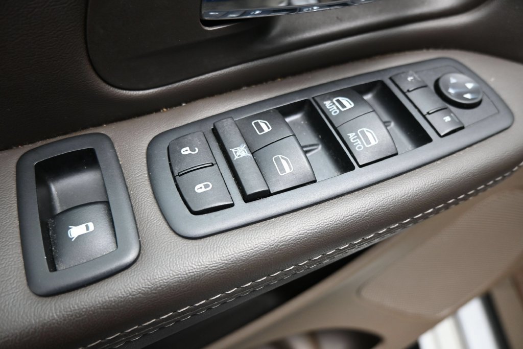 Used 2016 Chrysler Town & Country Touring-L FWD image 11