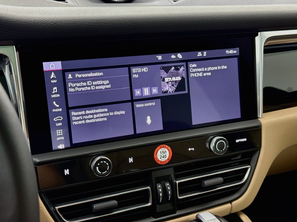 Certified 2025 Porsche Macan AWD/4WD image 17