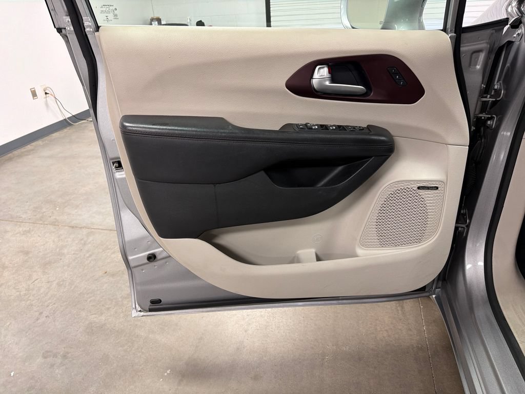 Used 2019 Chrysler Pacifica Limited w/ Tire & Wheel Group FWD image 24