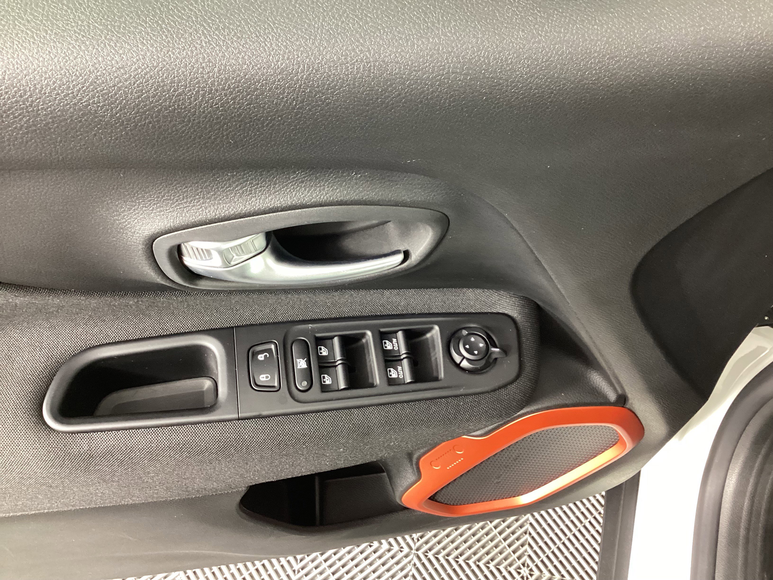 Used 2020 Jeep Renegade Latitude image 27