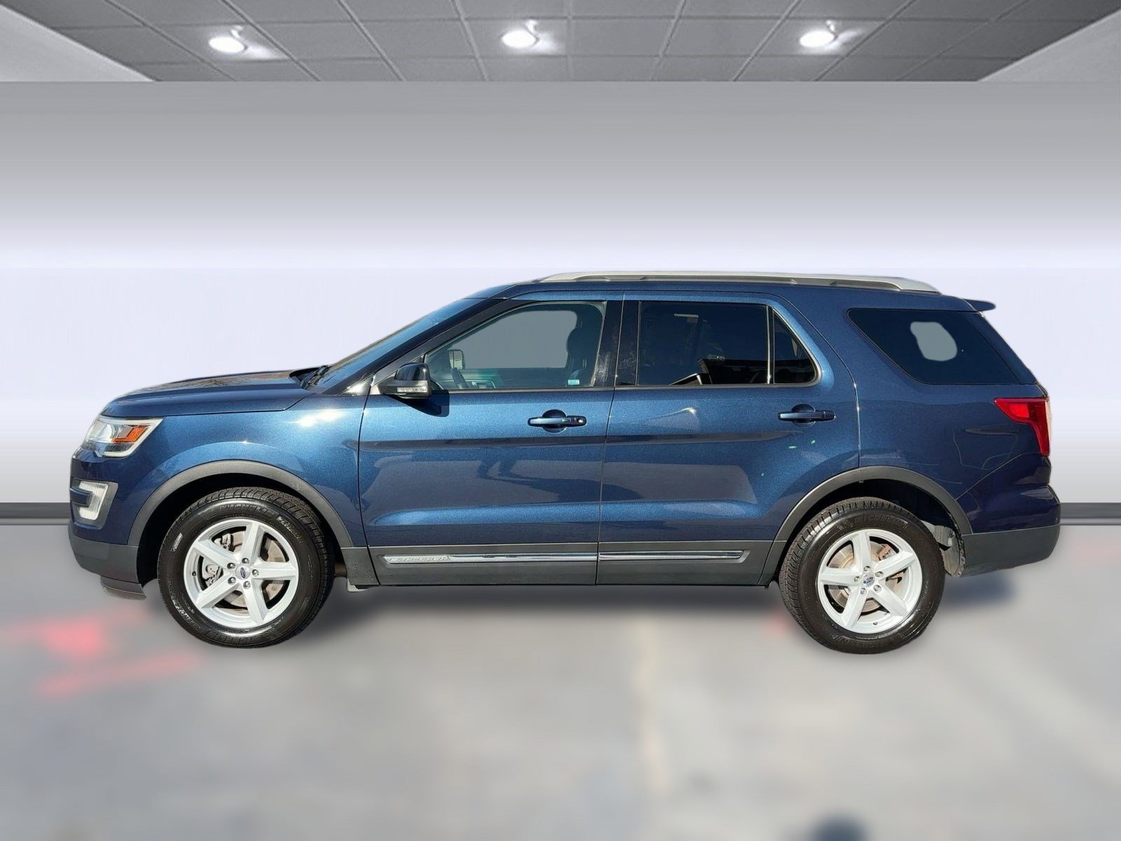 Used 2017 Ford Explorer XLT w/ Equipment Group 202A image 2