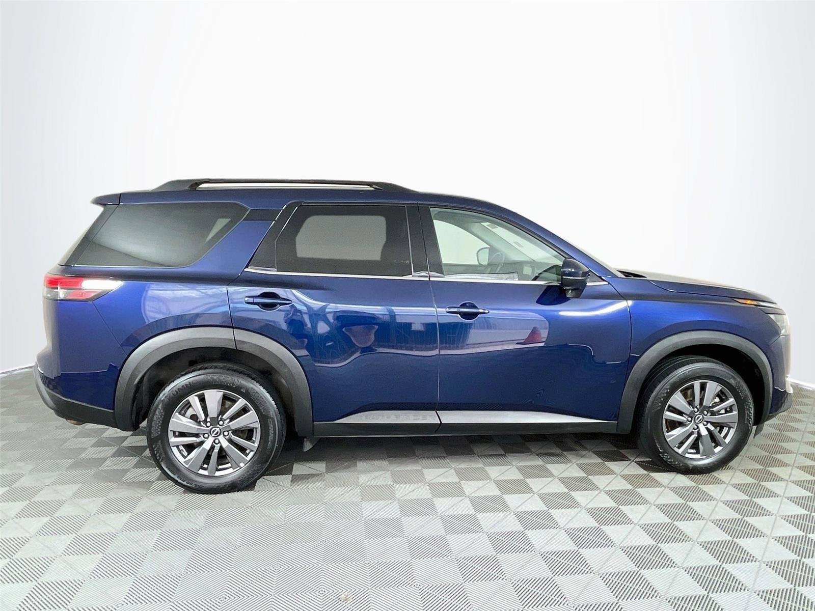 Used 2025 Nissan Pathfinder SV AWD/4WD image 10