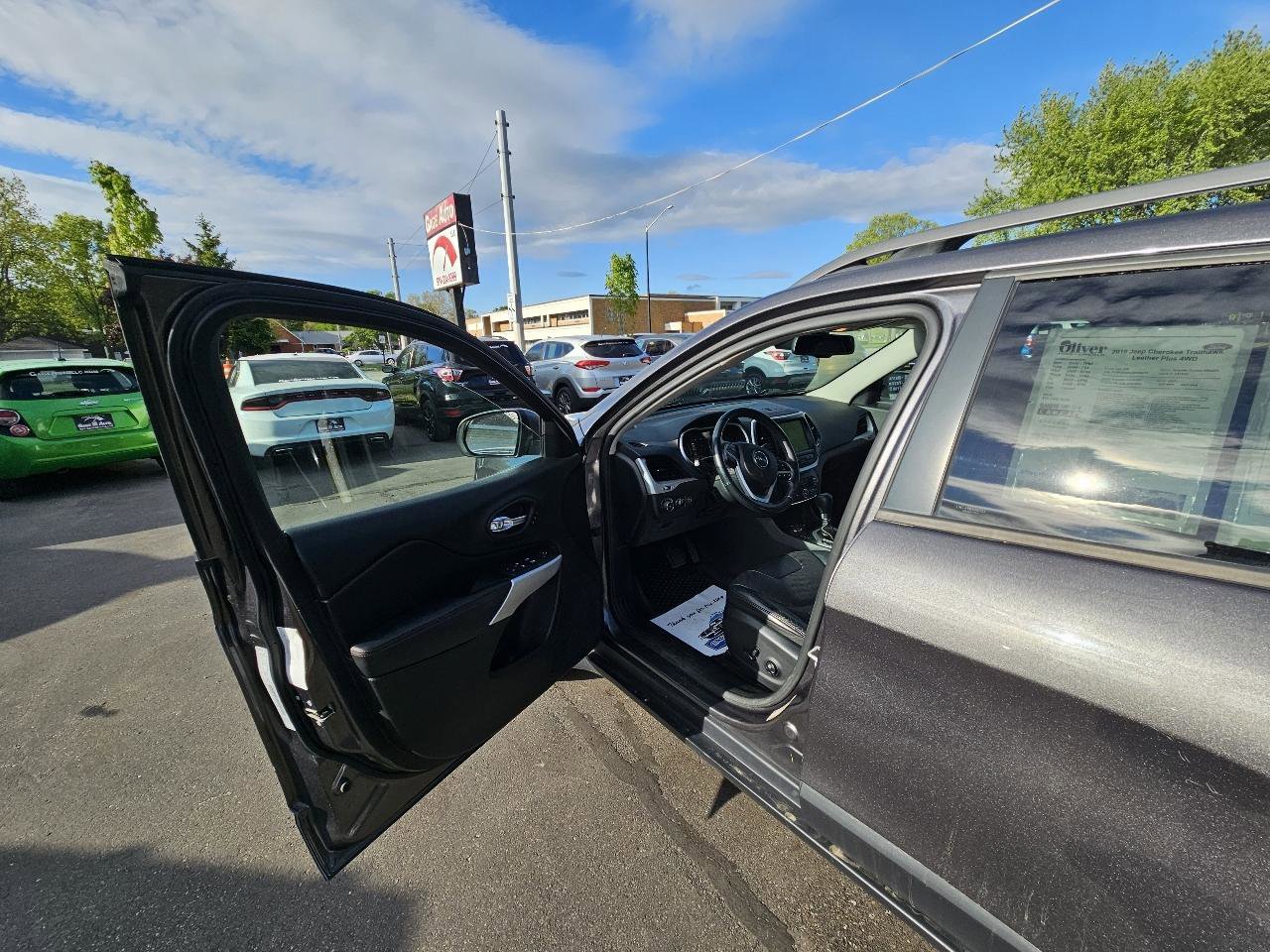 Used 2018 Jeep Cherokee Trailhawk AWD/4WD image 18