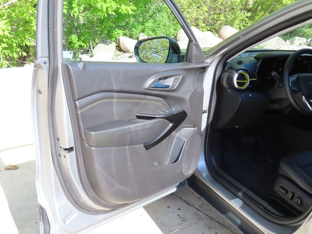 Used 2024 Chevrolet Trax ACTIV FWD image 25
