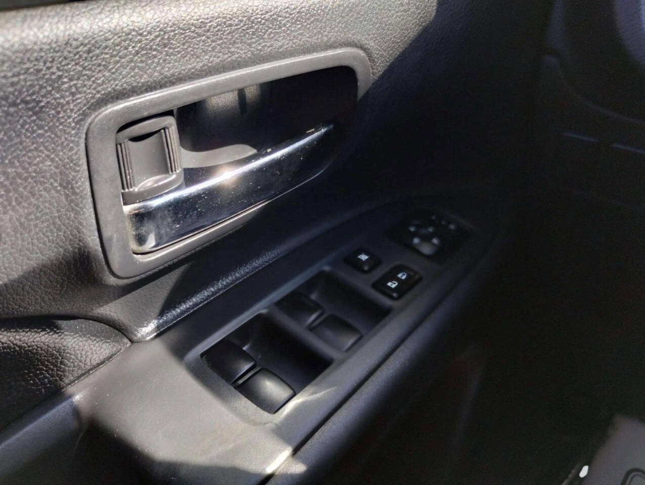 Used 2015 Mitsubishi Outlander SE image 28