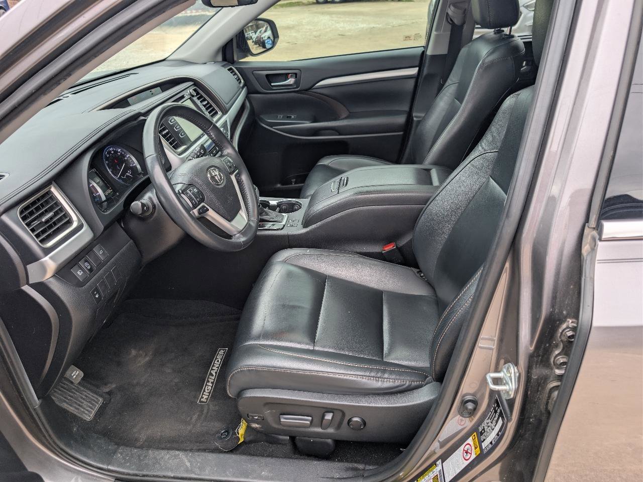 Used 2019 Toyota Highlander XLE AWD/4WD image 14