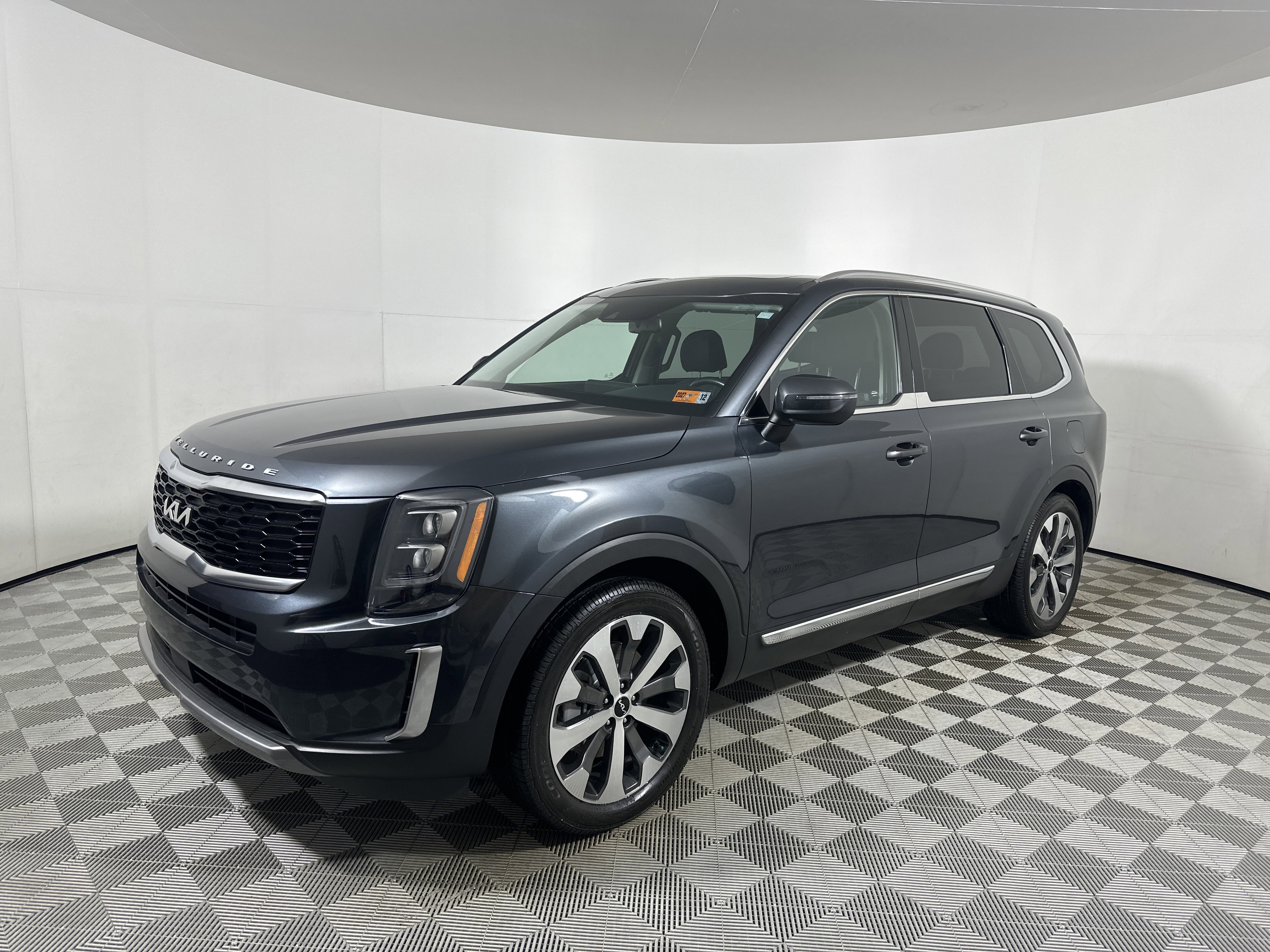Used 2022 Kia Telluride EX w/ EX Premium Package image 3