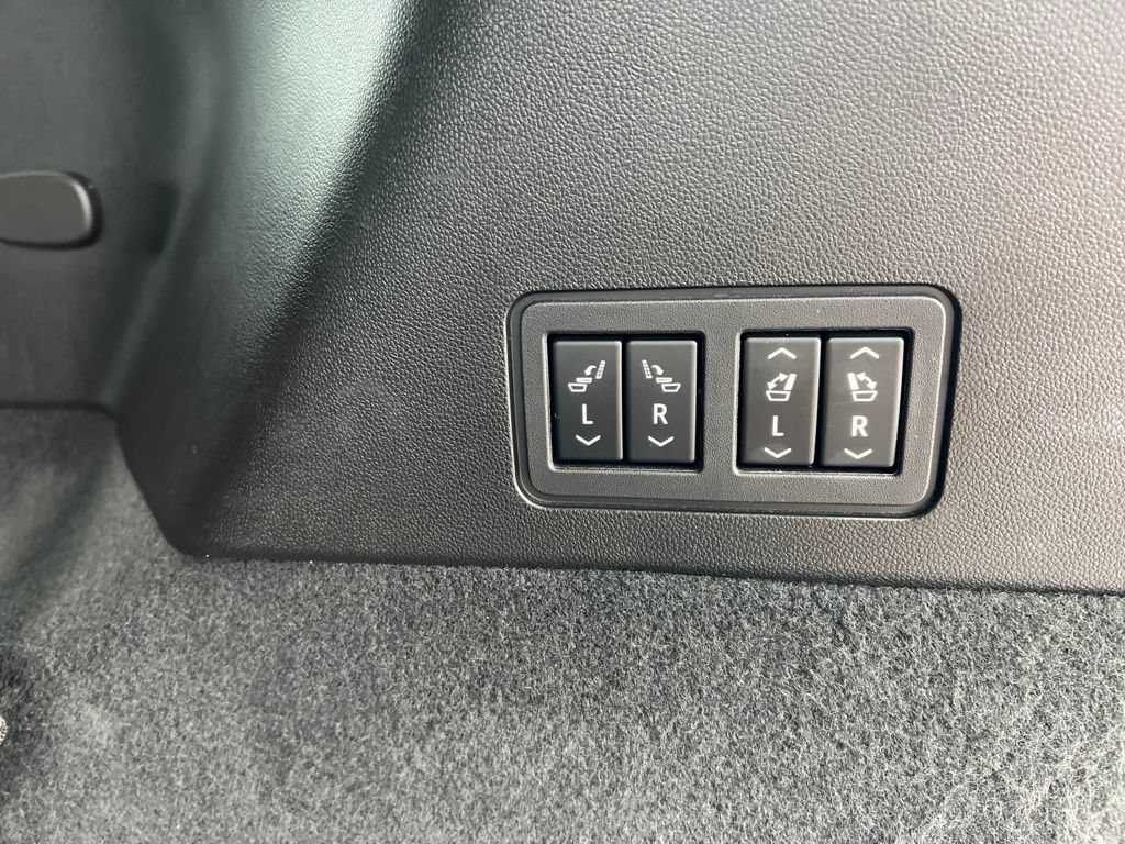 Used 2024 Cadillac XT6 Premium Luxury w/ Technology Package AWD/4WD image 32