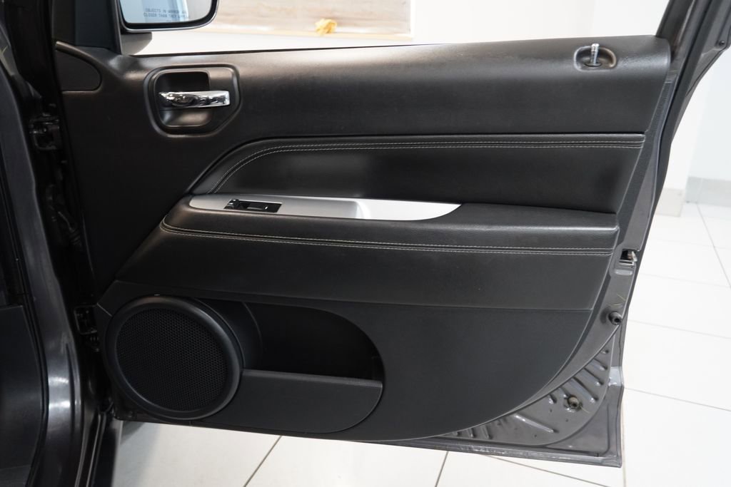 Used 2017 Jeep Compass High Altitude AWD/4WD image 31