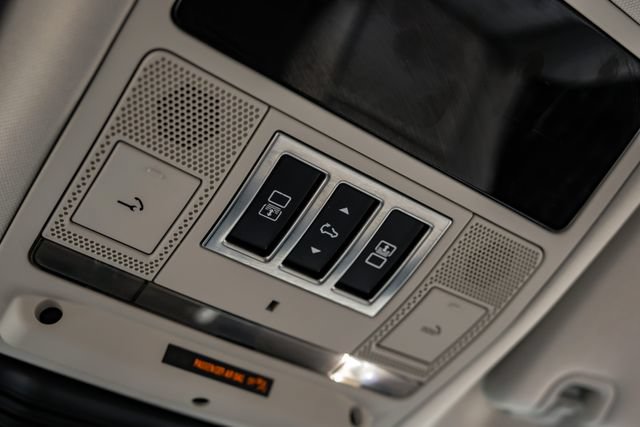 Used 2025 Land Rover Discovery Dynamic SE AWD/4WD image 45