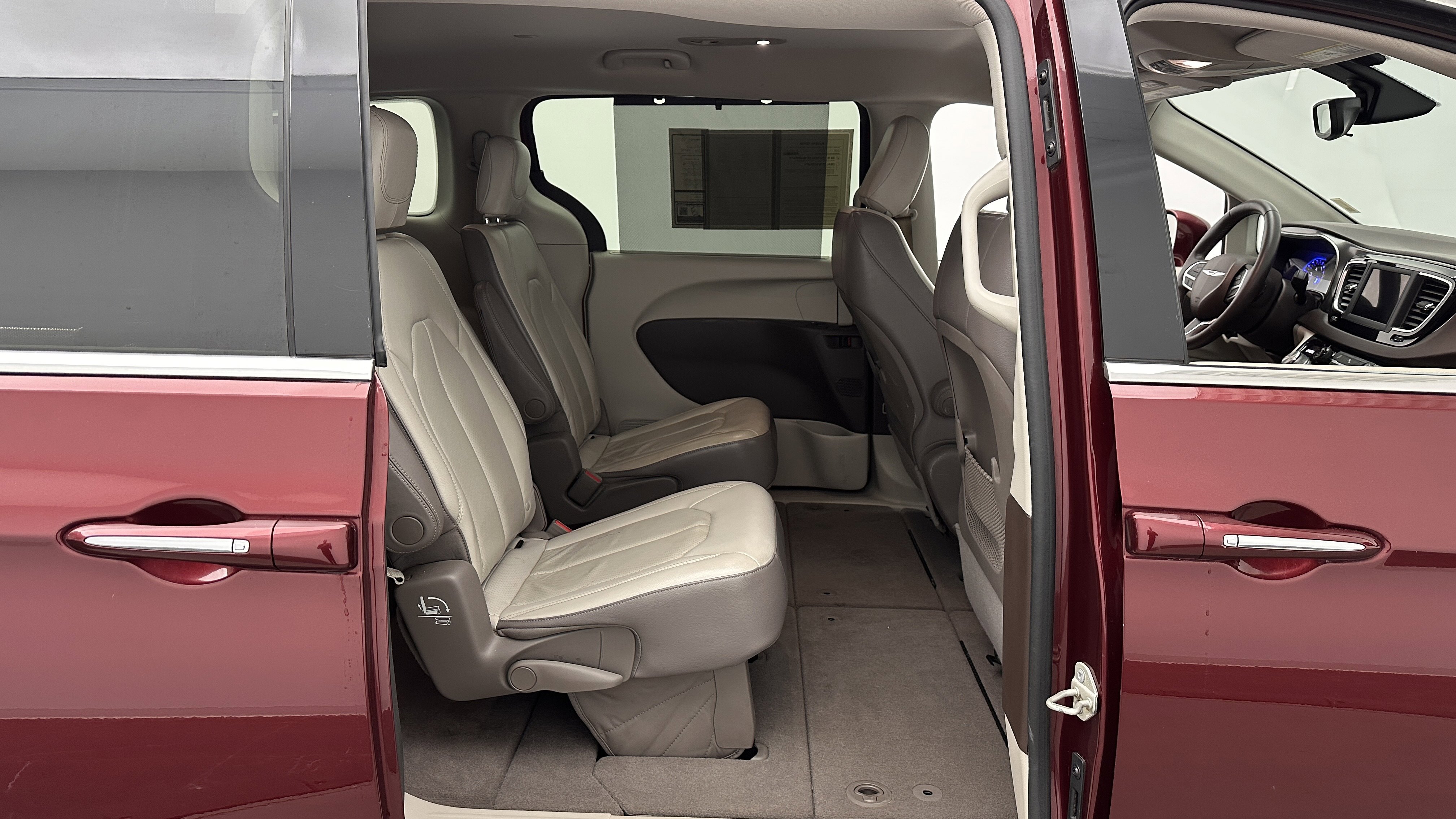 Used 2018 Chrysler Pacifica Touring-L image 32