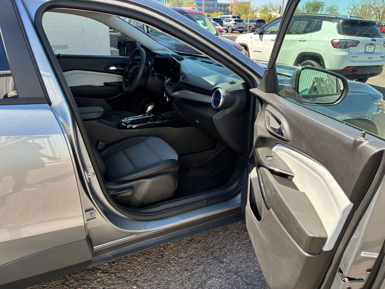 Used 2025 Chevrolet Trax LT image 14