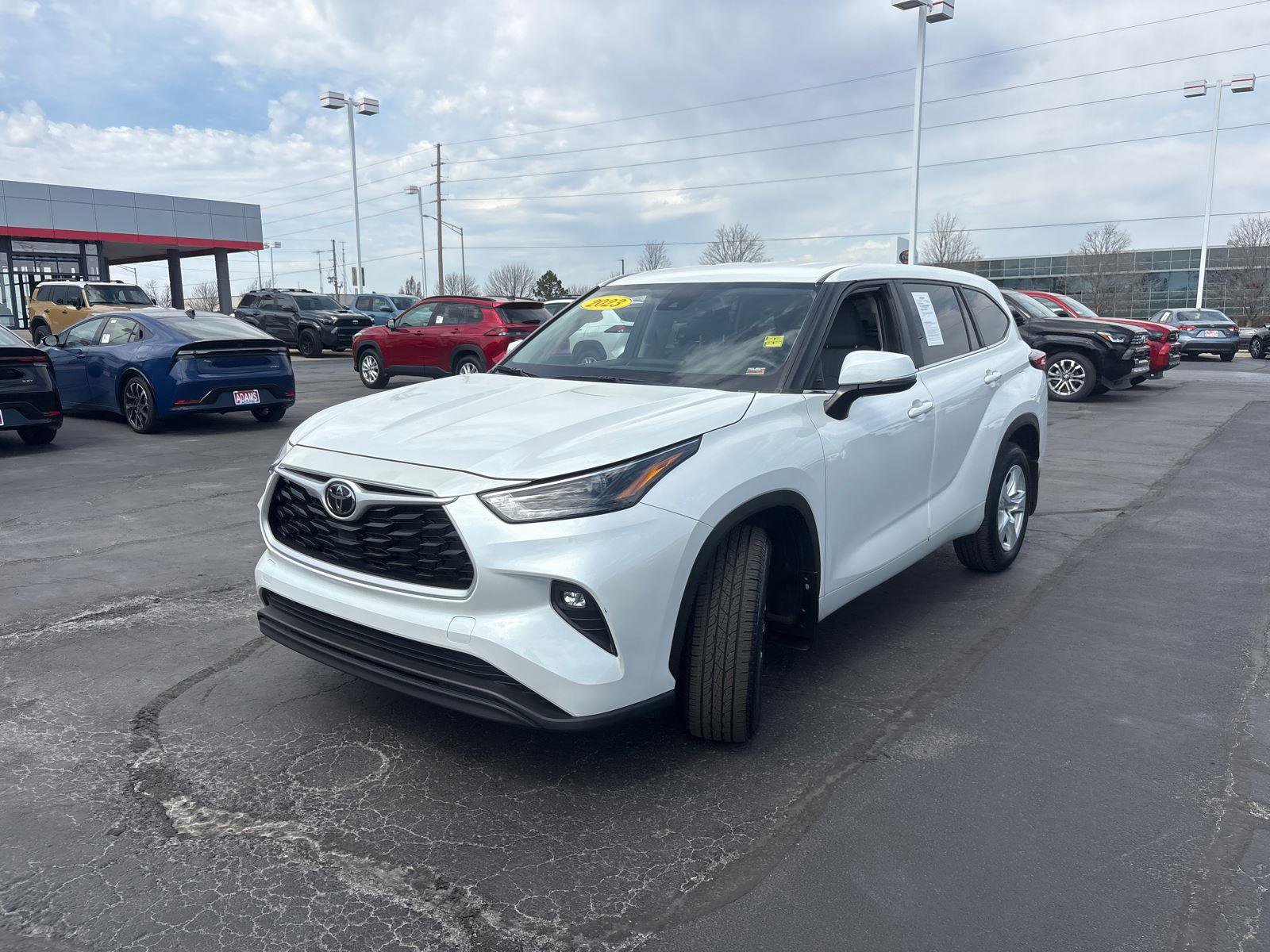 Used 2023 Toyota Highlander LE video 3