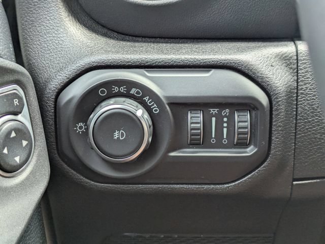 Used 2018 Jeep Wrangler Unlimited Sahara w/ Cold Weather Group AWD/4WD image 27