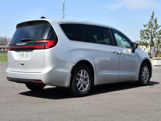 Used 2024 Chrysler Pacifica Touring-L image 7