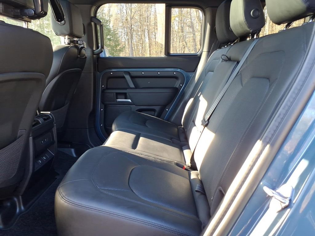 Used 2025 Land Rover Defender 110 X-Dynamic SE image 18