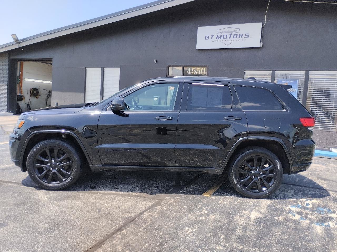 Used 2018 Jeep Grand Cherokee Altitude AWD/4WD image 11