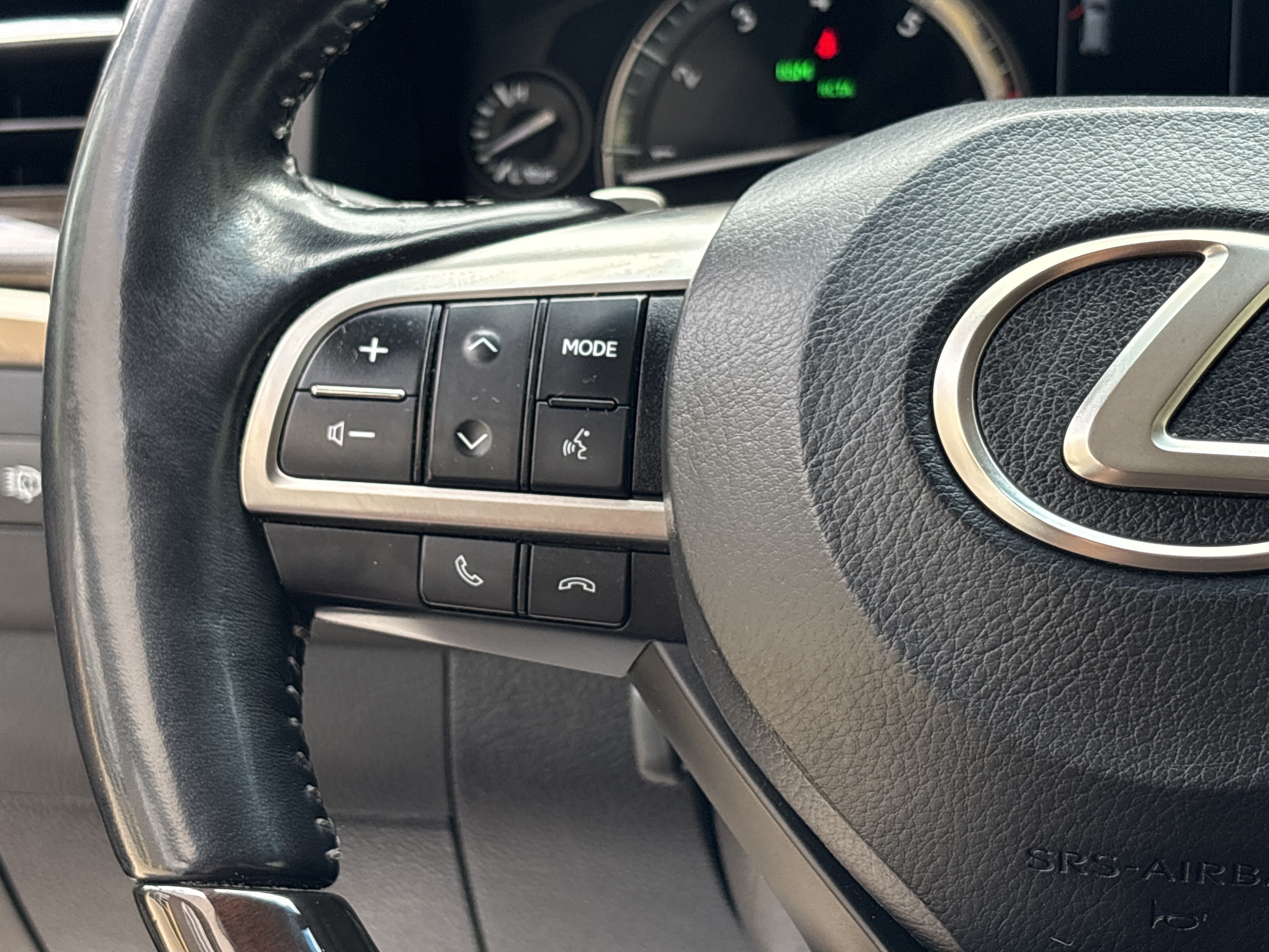 Used 2021 Lexus LX 570 4WD w/ Luxury Package image 19