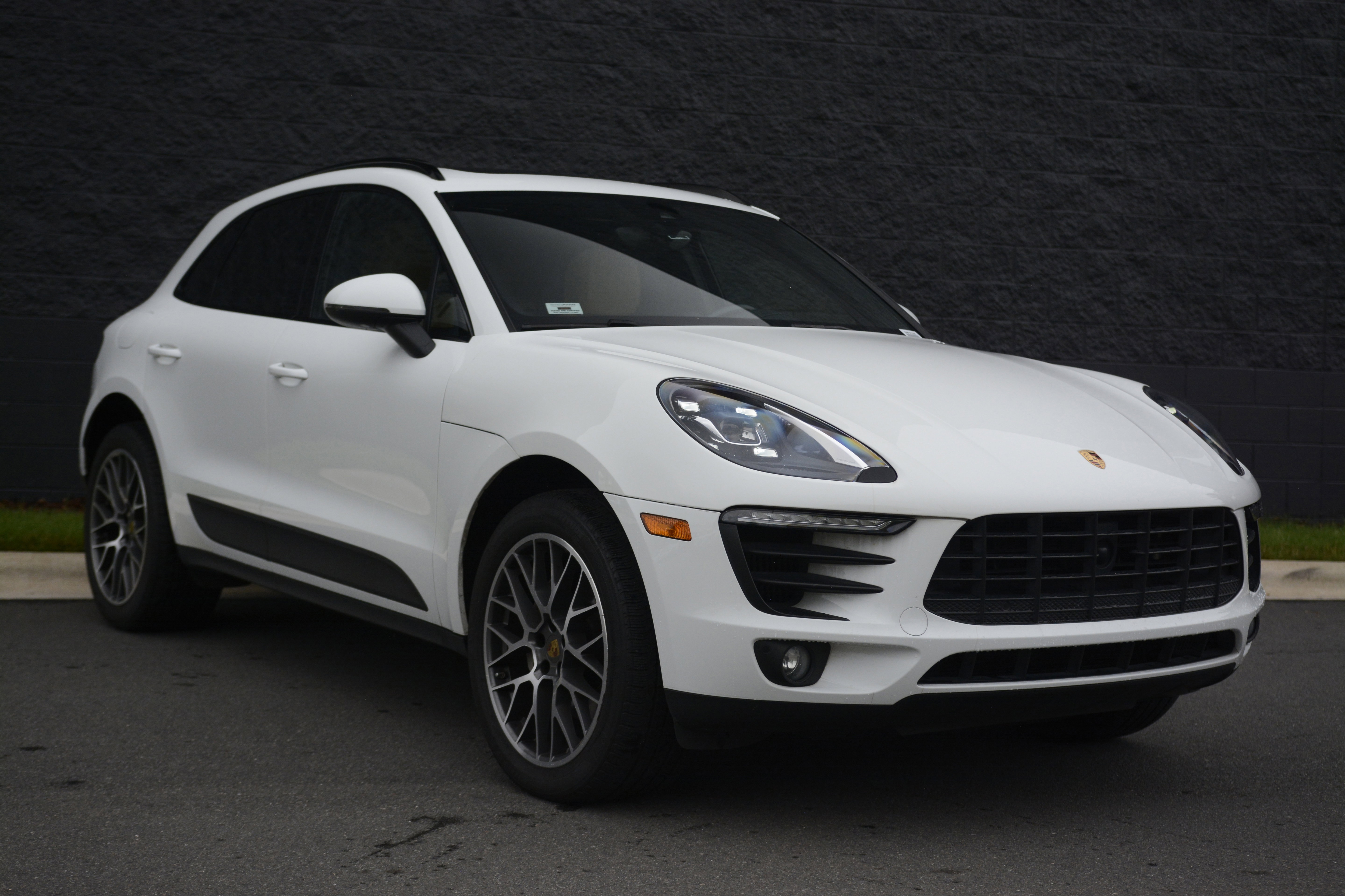 Certified 2018 Porsche Macan S AWD/4WD image 9
