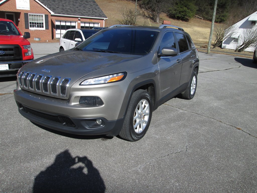 Used 2017 Jeep Cherokee Latitude w/ Comfort/Convenience Group image 1