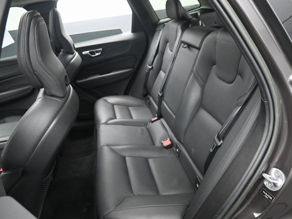 Used 2023 Volvo XC60 B5 Plus image 29
