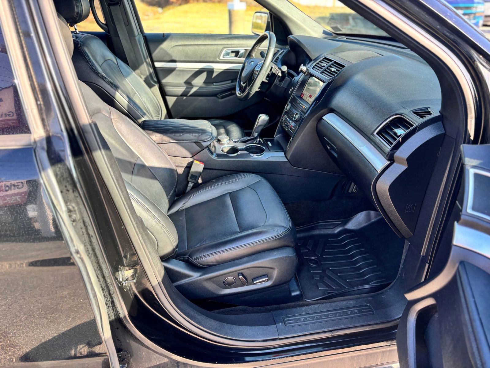 Used 2017 Ford Explorer XLT w/ Equipment Group 202A AWD/4WD image 14