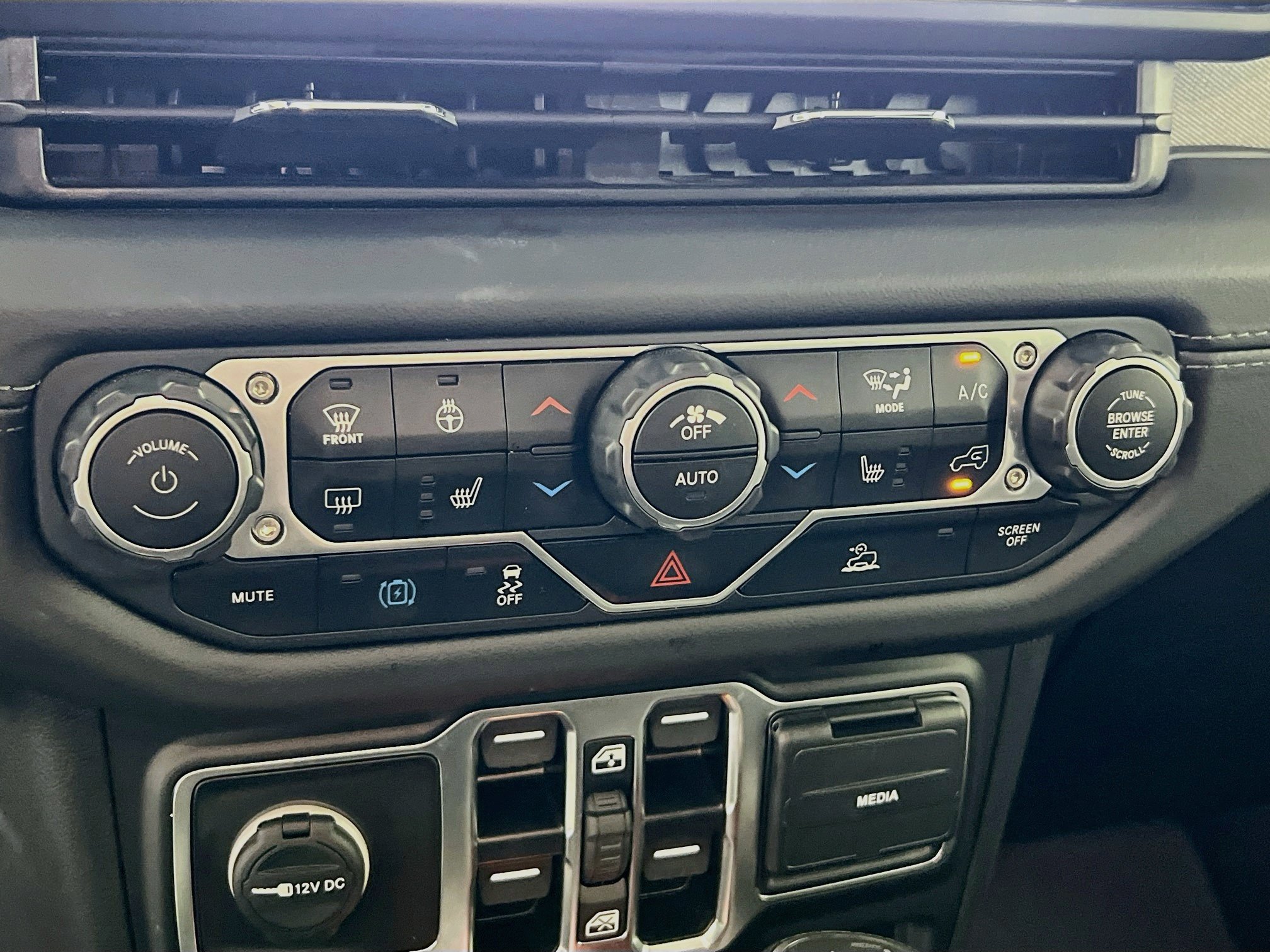 Used 2025 Jeep Wrangler Unlimited Sahara AWD/4WD image 24