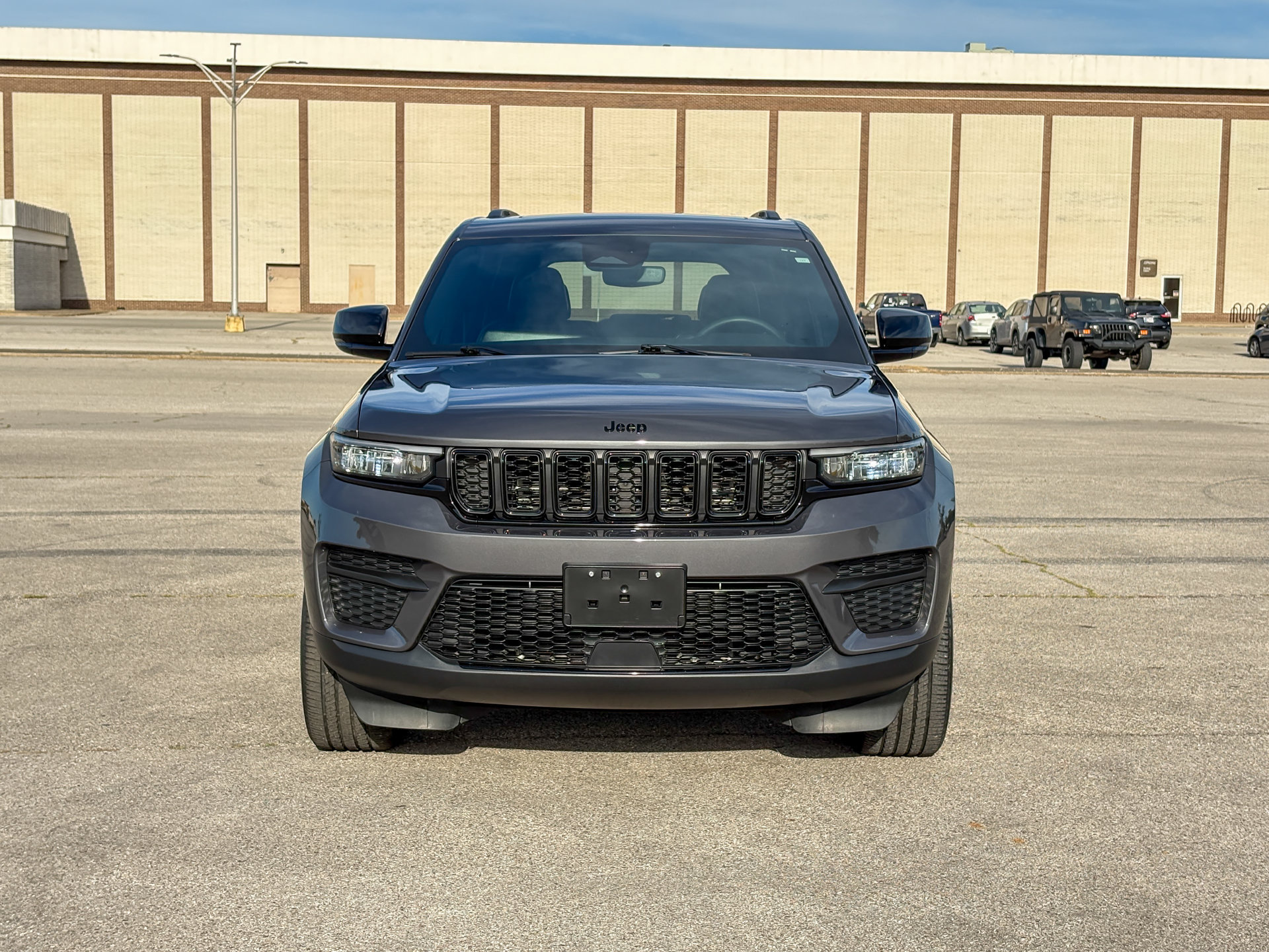 Used 2023 Jeep Grand Cherokee Altitude AWD/4WD image 3