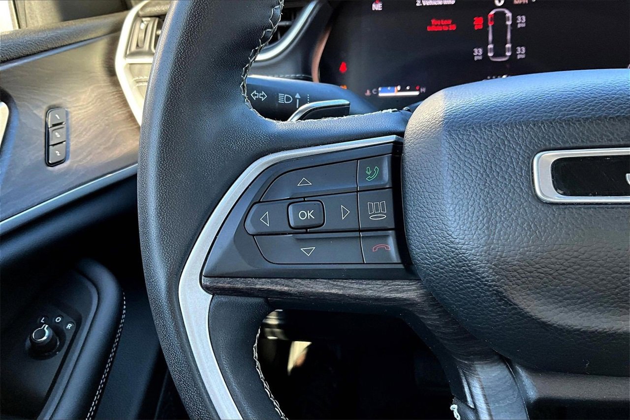 Used 2023 Jeep Grand Cherokee L Limited w/ Black Appearance Package image 29