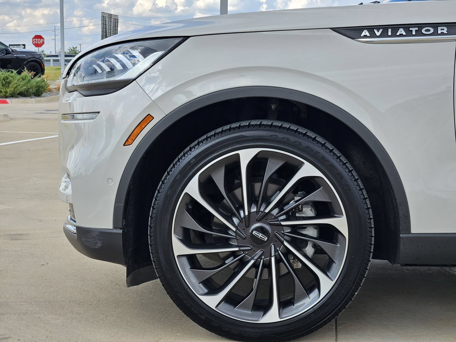 Used 2024 Lincoln Aviator Reserve w/ Equipment Group 201A RWD image 11