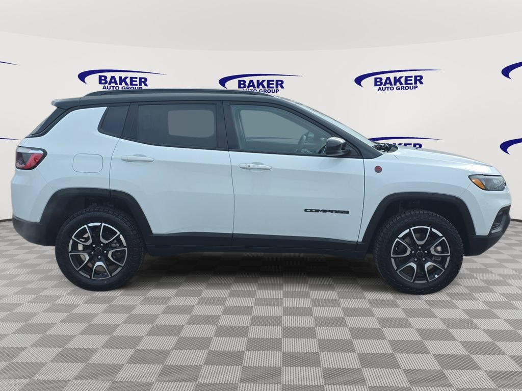 Used 2025 Jeep Compass Trailhawk AWD/4WD image 2
