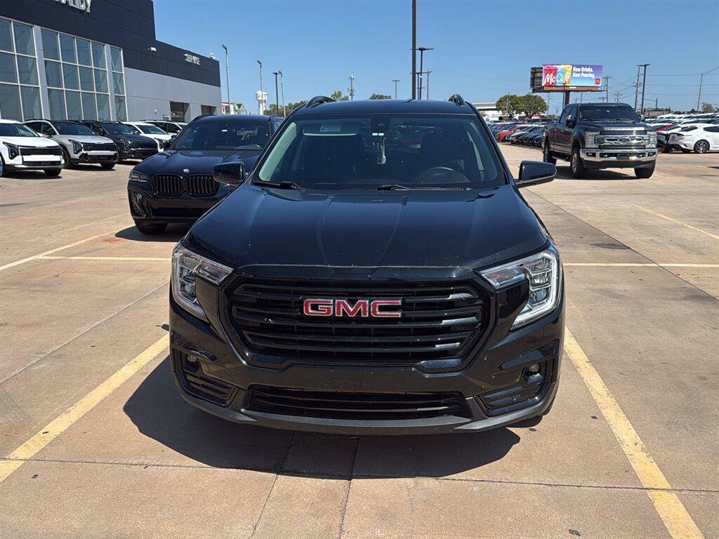 Used 2024 GMC Terrain SLT w/ Elevation Edition AWD/4WD image 9