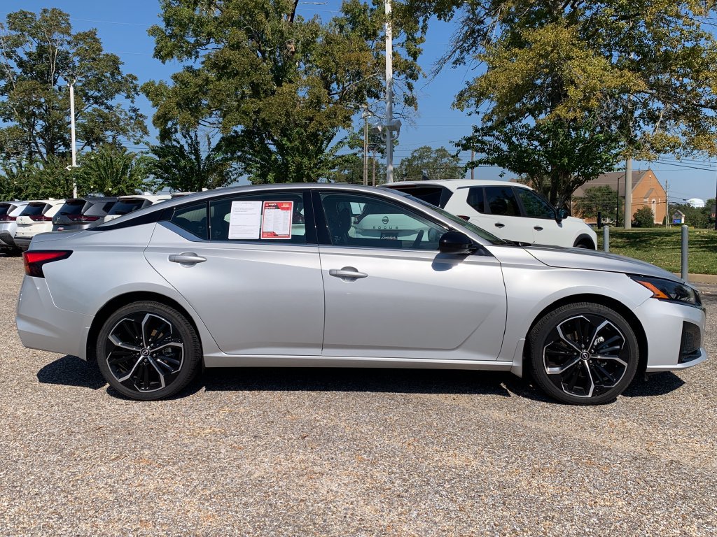 Used 2025 Nissan Altima 2.5 SR w/ SR Premium Package AWD/4WD image 2