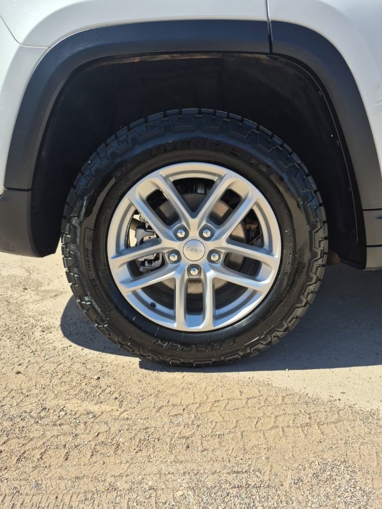 Used 2023 Jeep Grand Cherokee Laredo X image 12