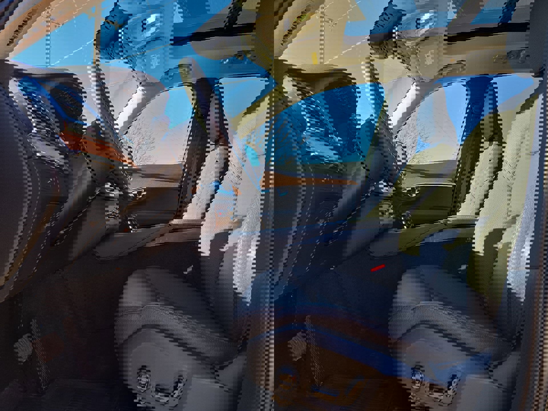 Used 2025 Volvo XC90 B5 Plus w/ Protection Package Premier image 16