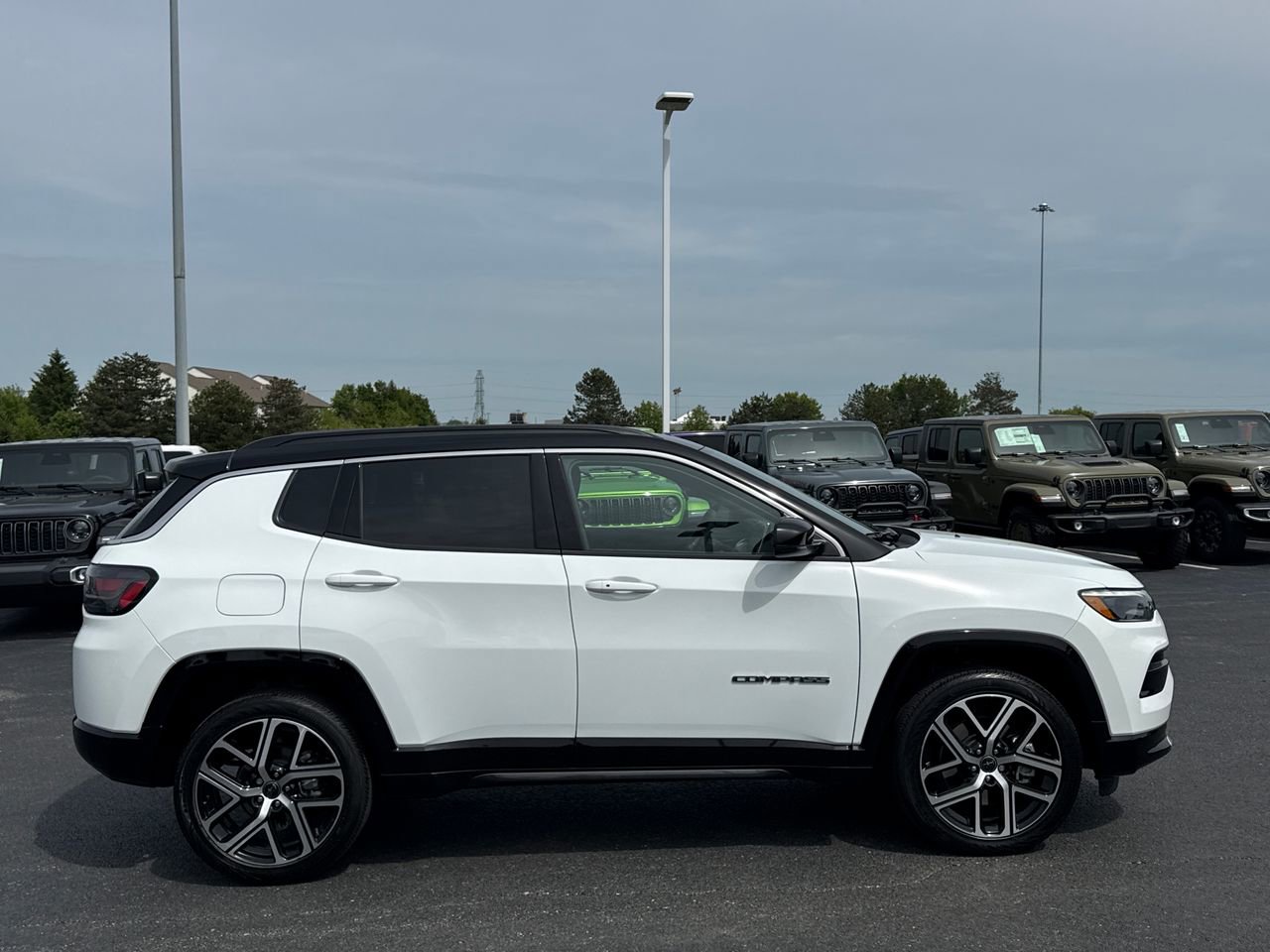 Used 2025 Jeep Compass Limited w/ Elite Group AWD/4WD image 2