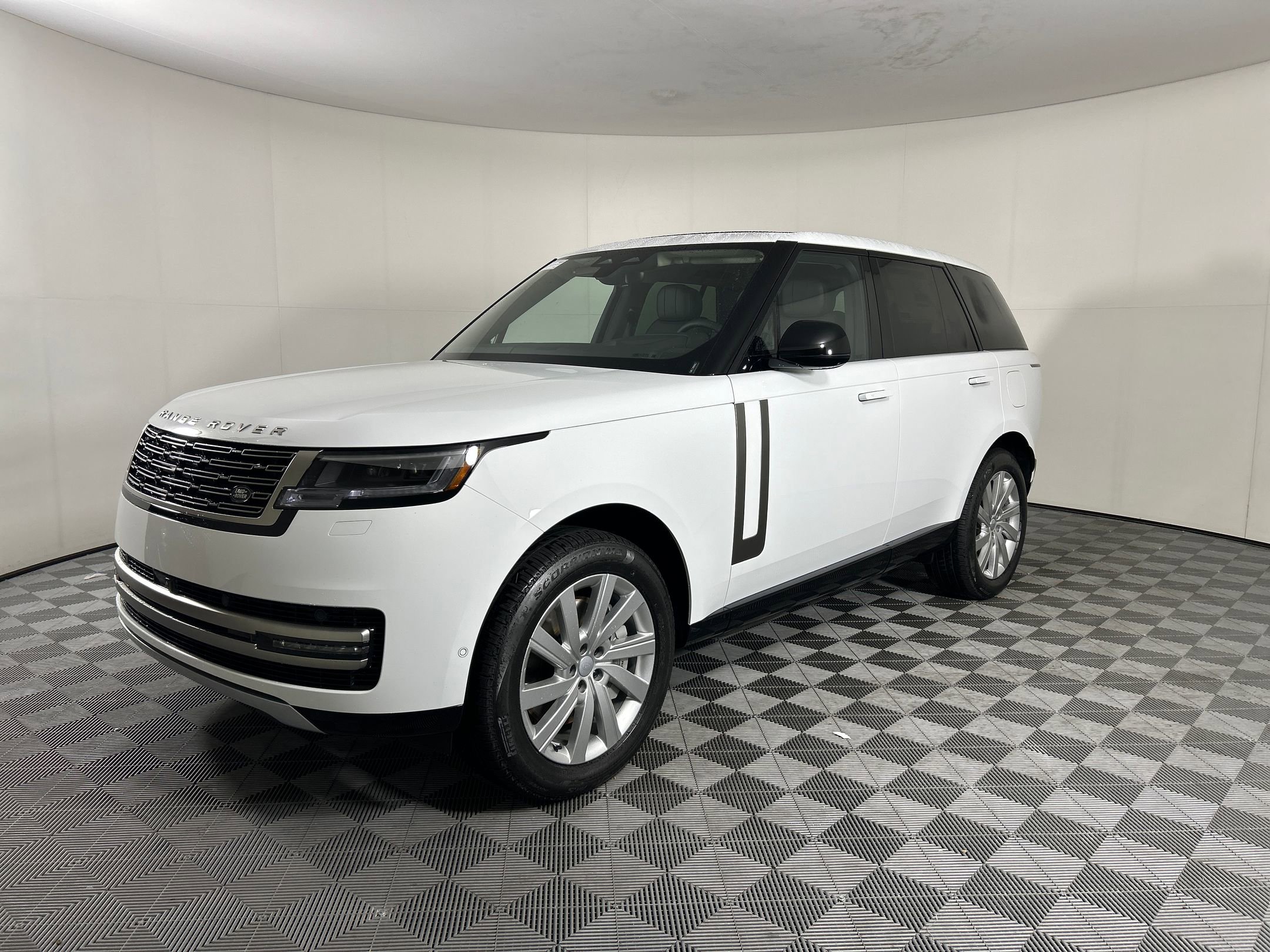 New 2025 Land Rover Range Rover SE