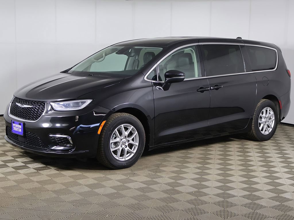 Used 2023 Chrysler Pacifica Touring-L FWD image 10