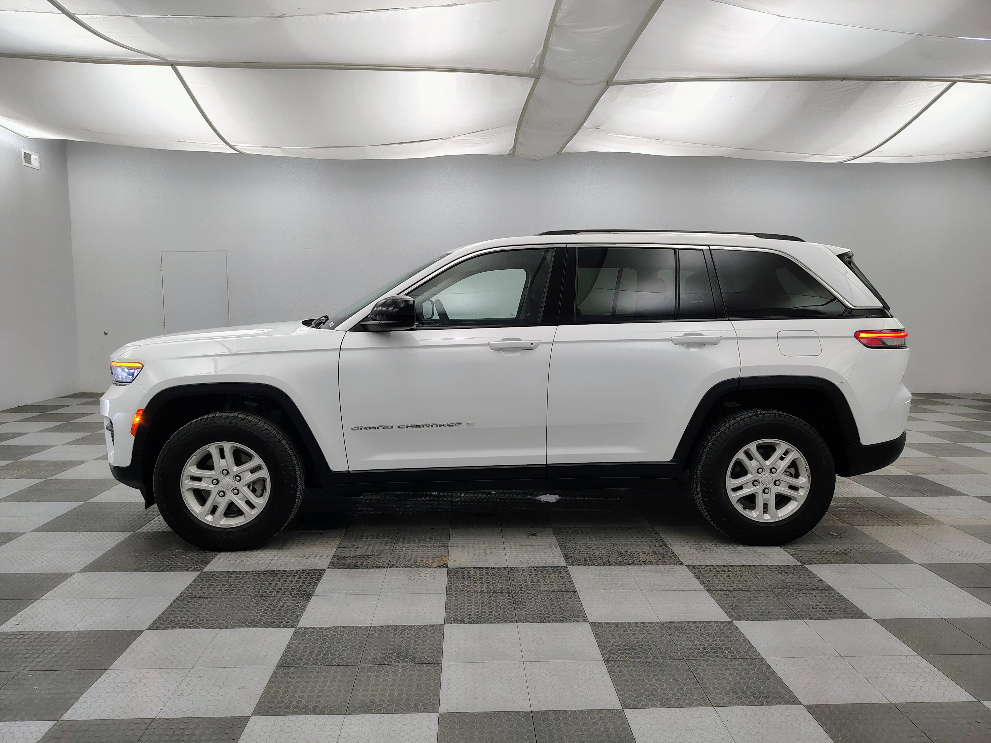 Used 2023 Jeep Grand Cherokee Laredo AWD/4WD image 6