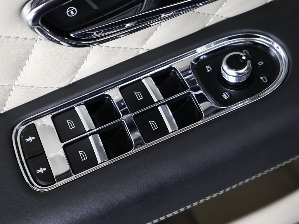 Used 2020 Bentley Bentayga Plug-In Hybrid AWD/4WD image 49