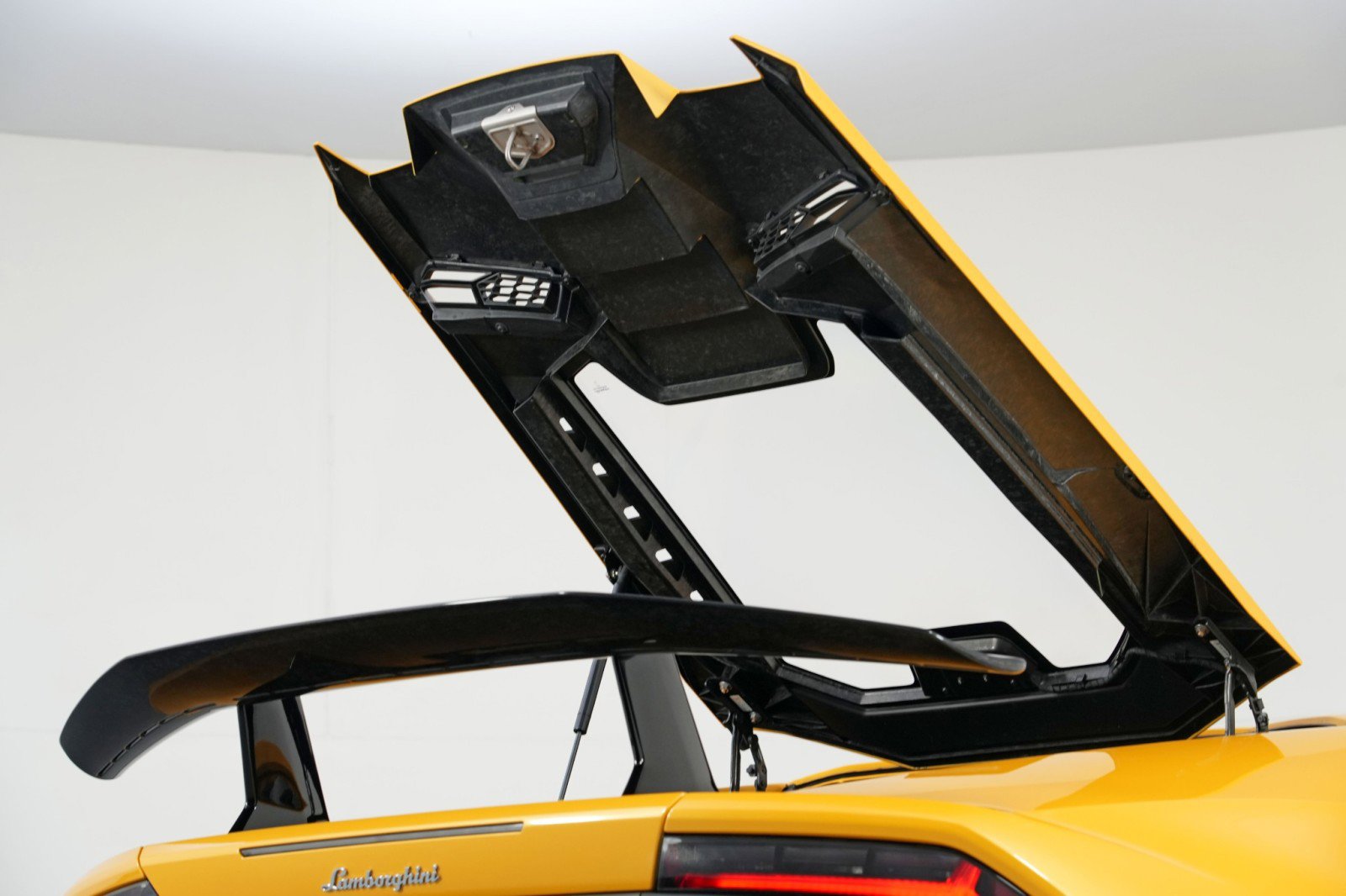 Used 2018 Lamborghini Huracan Performante image 60